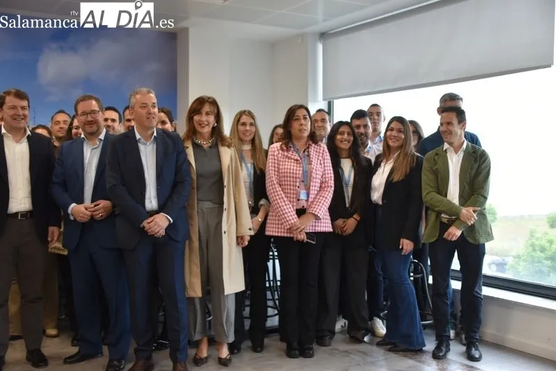 Visita de Alfonso Fernández Mañueco, presidente de CyL, al Centro de Alto Rendimiento de NTT DATA en Carbajosa de la Sagrada, Salamanca. Foto: Vanesa Martins