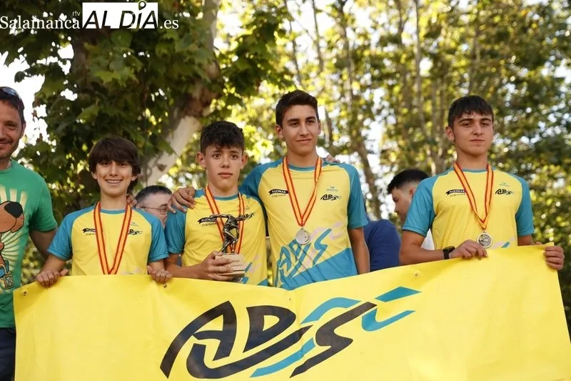 Entrega de galardones a los campeones y subcampeones locales de los Juegos Escolares. Fotos: David Sañudo