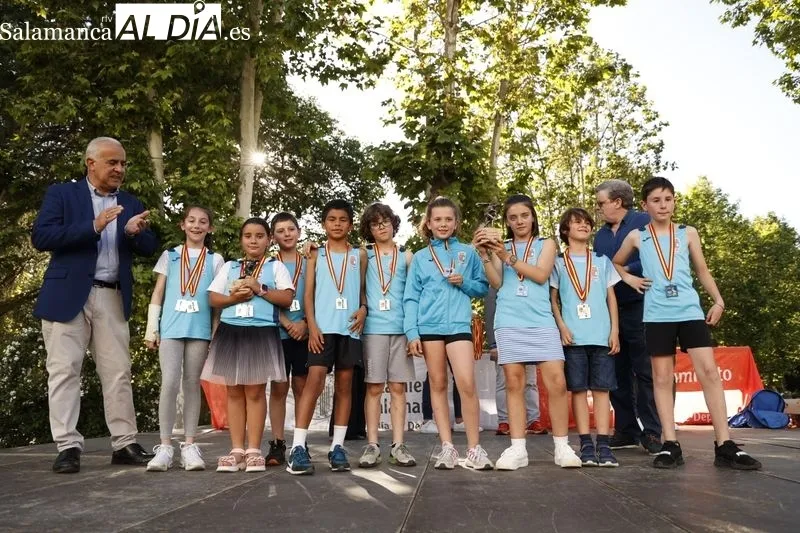 Entrega de galardones a los campeones y subcampeones locales de los Juegos Escolares. Fotos: David Sañudo