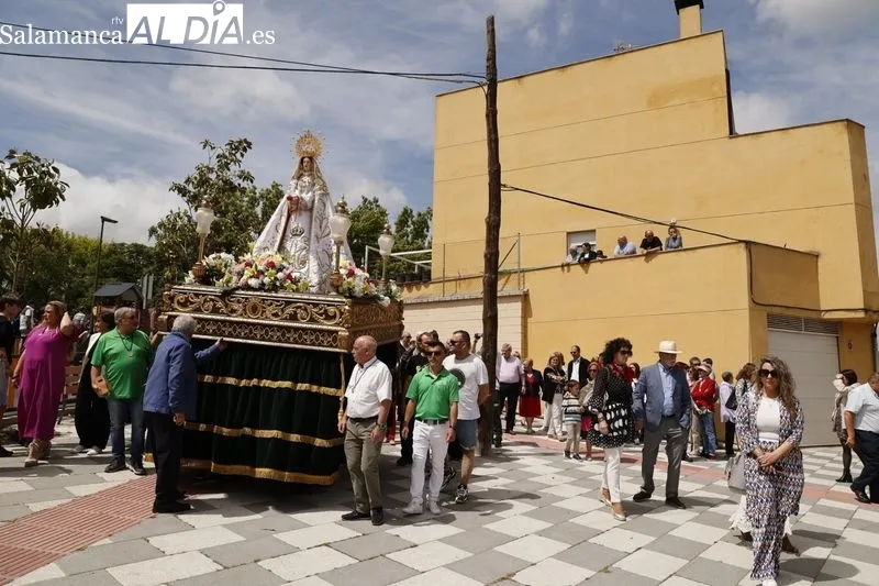Procesión en honor a la Virgen de La Salud en el barrio Tejares. Fotos: David Sañudo
