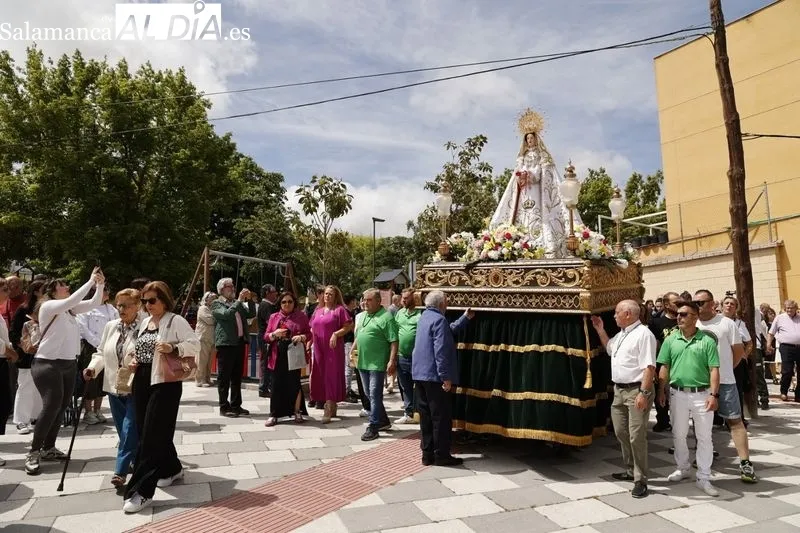 Procesión en honor a la Virgen de La Salud en el barrio Tejares. Fotos: David Sañudo