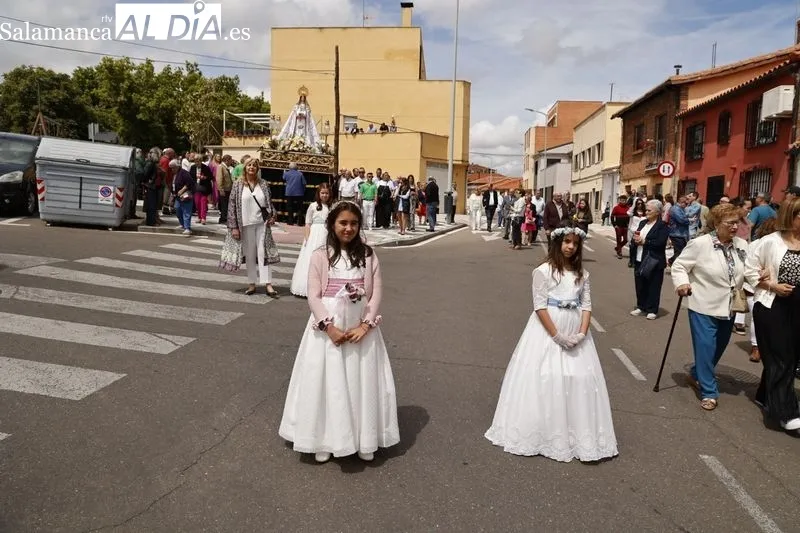 Procesión en honor a la Virgen de La Salud en el barrio Tejares. Fotos: David Sañudo