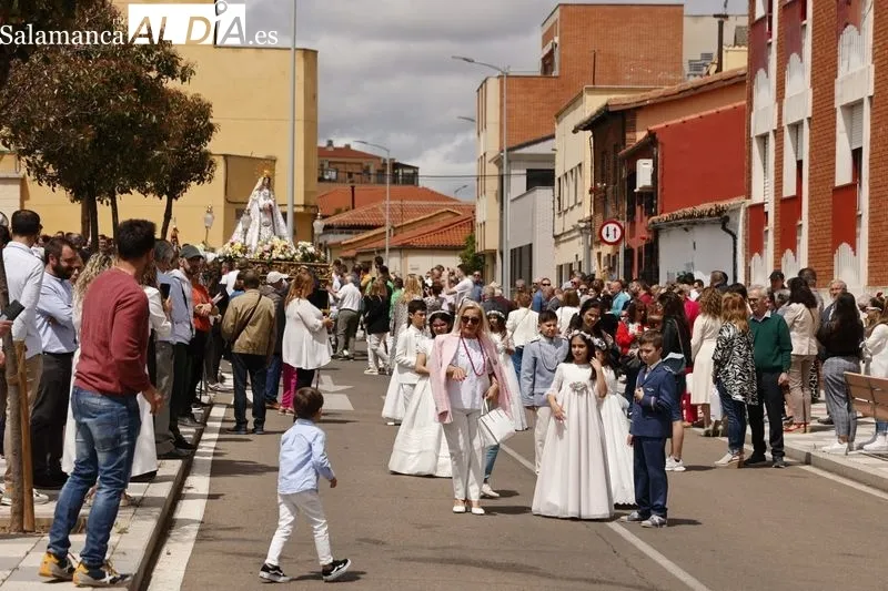 Procesión en honor a la Virgen de La Salud en el barrio Tejares. Fotos: David Sañudo