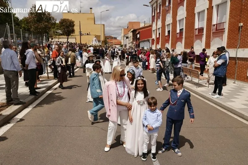 Procesión en honor a la Virgen de La Salud en el barrio Tejares. Fotos: David Sañudo