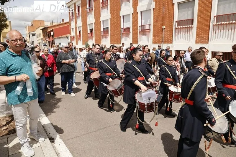 Procesión en honor a la Virgen de La Salud en el barrio Tejares. Fotos: David Sañudo