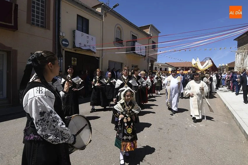 Foto 2 - Un sol radiante engrandece la solemne procesi&oacute;n del Jueves de Corpus en La Fuente