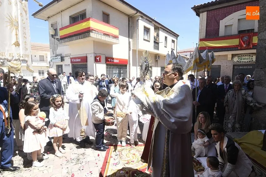 Foto 11 - Un sol radiante engrandece la solemne procesi&oacute;n del Jueves de Corpus en La Fuente