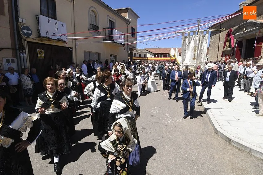 Foto 3 - Un sol radiante engrandece la solemne procesi&oacute;n del Jueves de Corpus en La Fuente