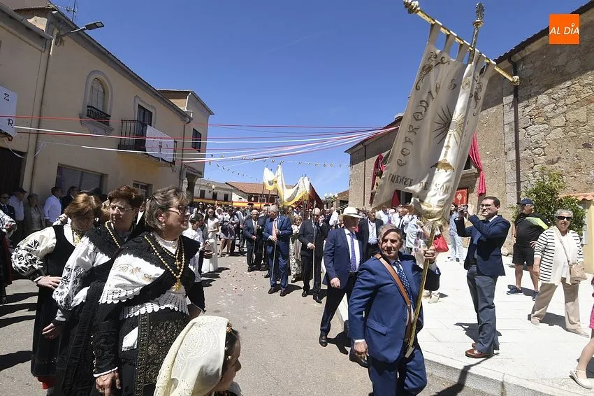 Foto 4 - Un sol radiante engrandece la solemne procesi&oacute;n del Jueves de Corpus en La Fuente
