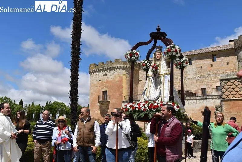 Procesión de la Virgen de los Remedios junto al Castillo del Buen Amor. Foto: V. Martins