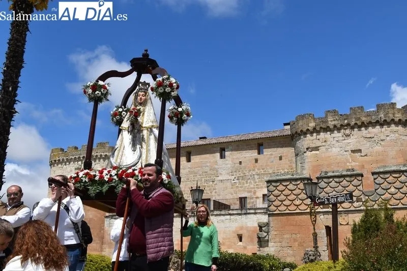 Procesión de la Virgen de los Remedios junto al Castillo del Buen Amor. Foto: V. Martins