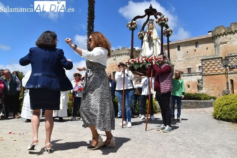 Procesión de la Virgen de los Remedios junto al Castillo del Buen Amor. Foto: V. Martins