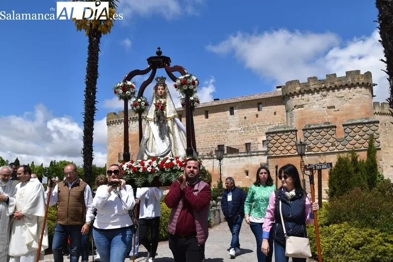 Procesión de la Virgen de los Remedios junto al Castillo del Buen Amor. Foto: V. Martins