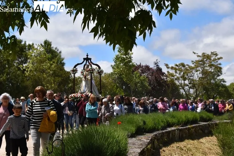 Procesión de la Virgen de los Remedios junto al Castillo del Buen Amor. Foto: V. Martins