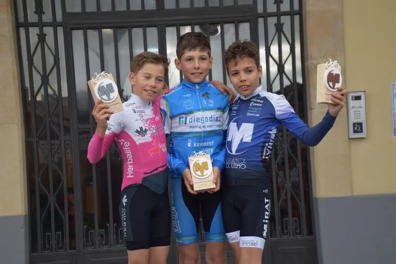 Ciclistas de la escuela Mirat - Salamanca es ciclismo en el I Trofeo Escuelas Mirat celebrado en Salamanca