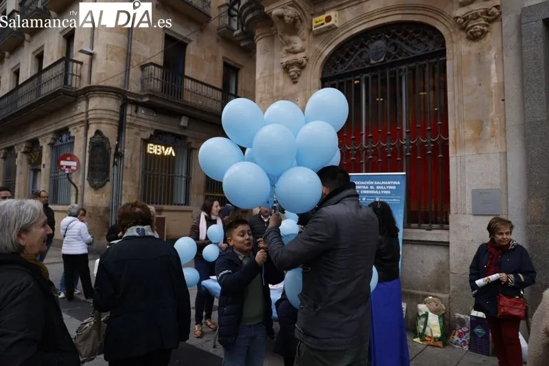 Acto en la plaza del Liceo de Salamanca con motivo del Día Internacional Contra el Acoso Escolar. Fotos: David Sañudo