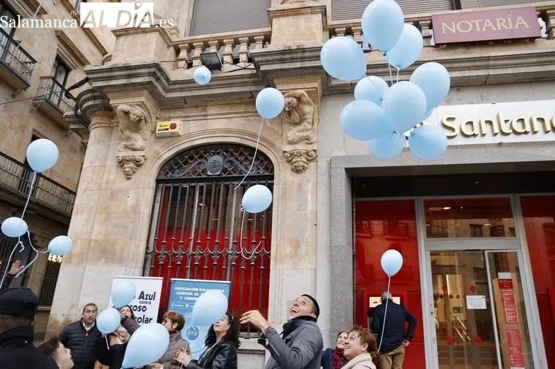 Acto en la plaza del Liceo de Salamanca con motivo del Día Internacional Contra el Acoso Escolar. Fotos: David Sañudo