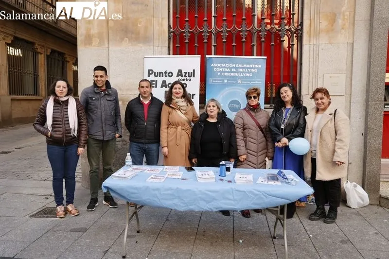 Acto en la plaza del Liceo de Salamanca con motivo del Día Internacional Contra el Acoso Escolar. Fotos: David Sañudo