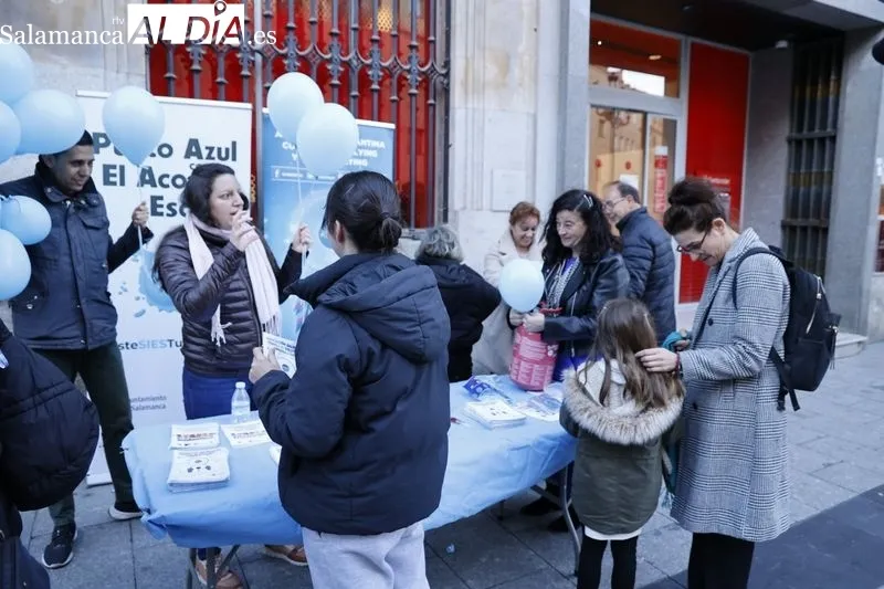 Acto en la plaza del Liceo de Salamanca con motivo del Día Internacional Contra el Acoso Escolar. Fotos: David Sañudo