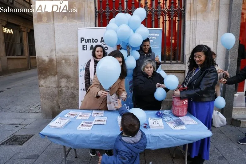 Acto en la plaza del Liceo de Salamanca con motivo del Día Internacional Contra el Acoso Escolar. Fotos: David Sañudo