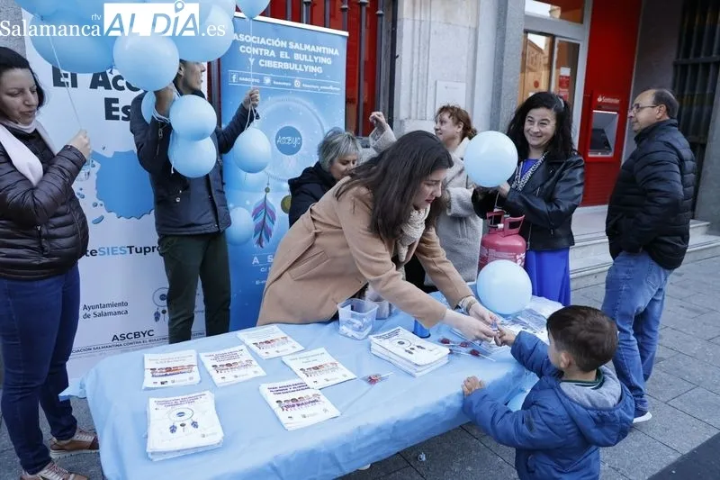 Acto en la plaza del Liceo de Salamanca con motivo del Día Internacional Contra el Acoso Escolar. Fotos: David Sañudo