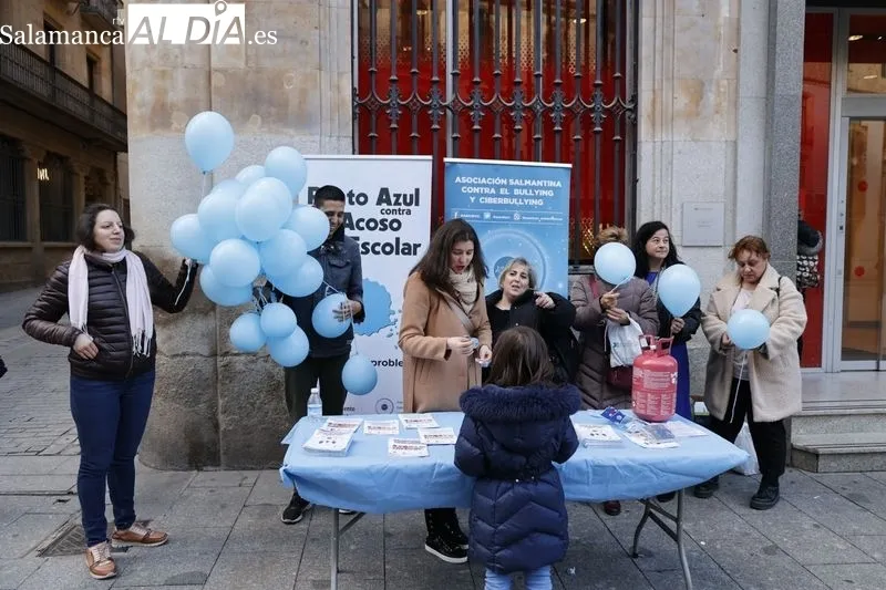 Acto en la plaza del Liceo de Salamanca con motivo del Día Internacional Contra el Acoso Escolar. Fotos: David Sañudo