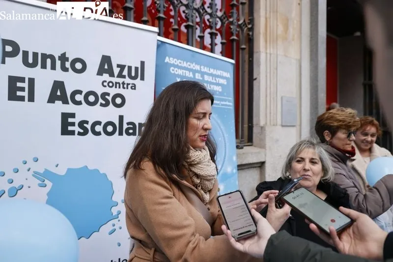 Acto en la plaza del Liceo de Salamanca con motivo del Día Internacional Contra el Acoso Escolar. Fotos: David Sañudo