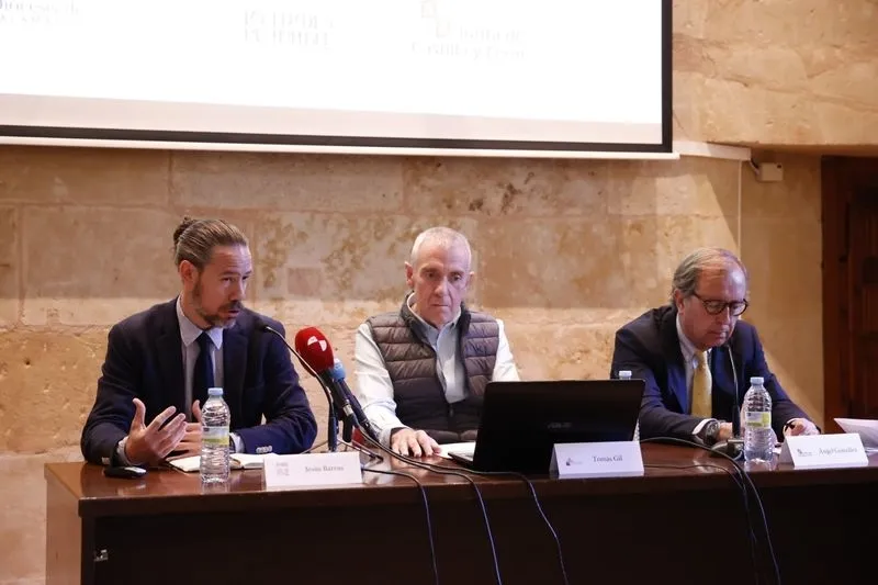 Tomás Gil, director del Servicio diocesano de Patrimonio Artístico y Cultural, Jesús Barros, director de Comunicación de la Fundación las Edades del Hombre, Ángel González Pieras, director general de Turismo de la Junta de Castilla y León, en Salamanca. F