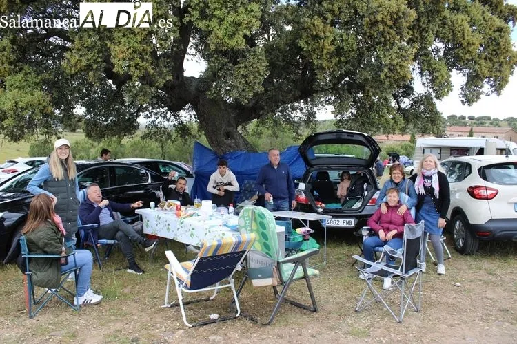 Foto 2 - La Virgen de Valdejimena ilumina la romer&iacute;a con m&uacute;sica, bailes y tradici&oacute;n&nbsp;