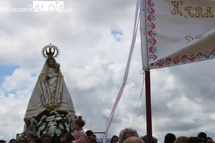 Foto 10 - La Virgen de Valdejimena ilumina la romer&iacute;a con m&uacute;sica, bailes y tradici&oacute;n&nbsp;