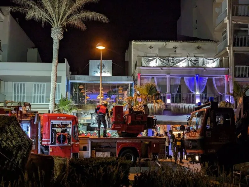 Varios servicios de emergencia evacúan a los heridos en la playa de Palma, a 24 de mayo de 2024, en Palma de Mallorca, Mallorca, Baleares (España). Foto: Isaac Buj - Europa Press