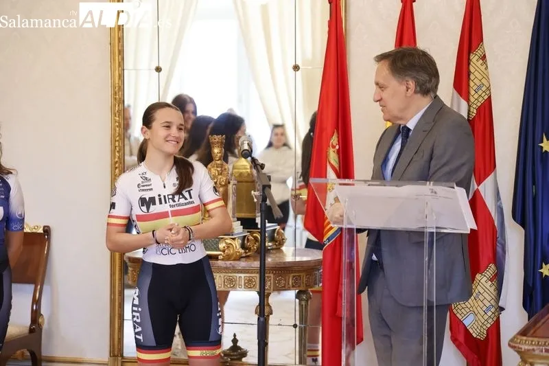 El alcalde de Salamanca, Carlos García Carbayo,recibe a la Campeona de España Infantil de Ciclismo, la salmantina Vega Iglesias. Foto: David Sañudo