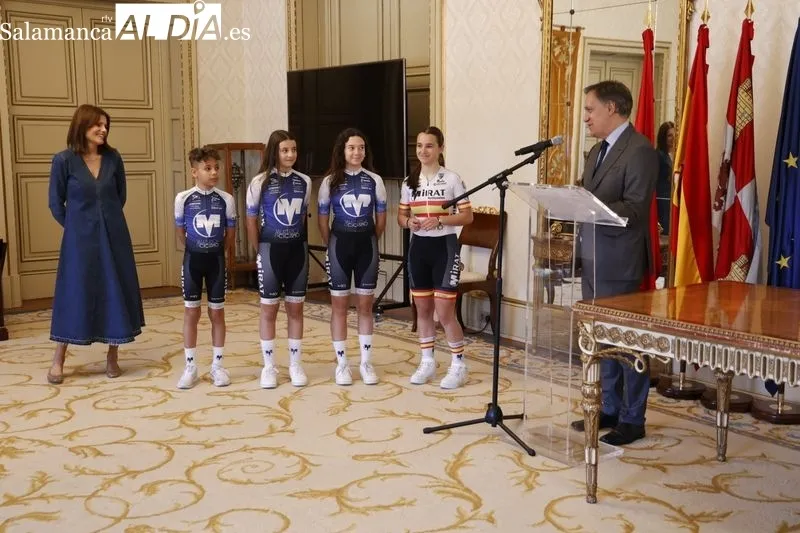 El alcalde de Salamanca, Carlos García Carbayo,recibe a la Campeona de España Infantil de Ciclismo, la salmantina Vega Iglesias. Foto: David Sañudo