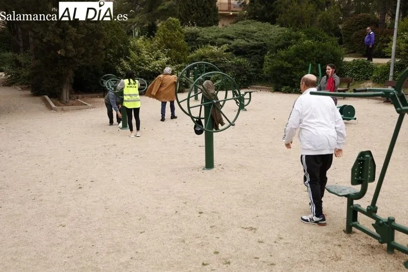 La concejala de Salud Pública, Vega Villar, asiste a una nueva edición del programa municipal de ejercicio físico en los parques biosaludables. Foto: David Sañudo