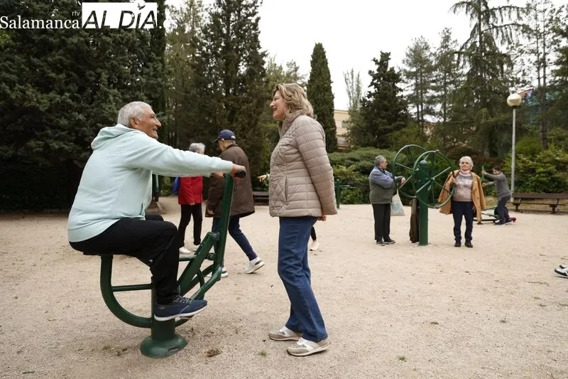 La concejala de Salud Pública, Vega Villar, asiste a una nueva edición del programa municipal de ejercicio físico en los parques biosaludables. Foto: David Sañudo