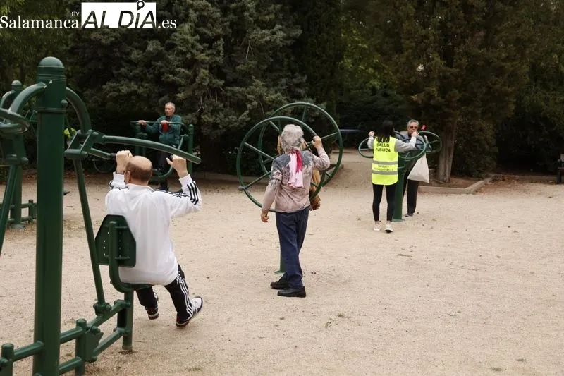 La concejala de Salud Pública, Vega Villar, asiste a una nueva edición del programa municipal de ejercicio físico en los parques biosaludables. Foto: David Sañudo