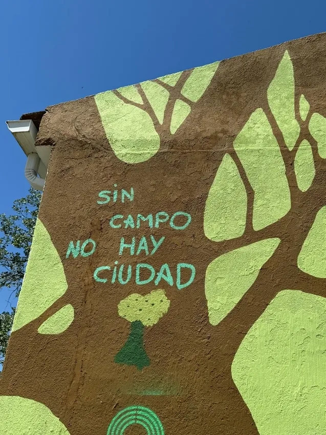 Los niños de Villavieja de Yeltes participan en el mural 'Un viaje por el clima' 