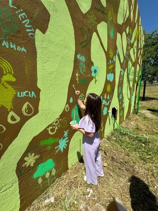 Los niños de Villavieja de Yeltes participan en el mural 'Un viaje por el clima' 