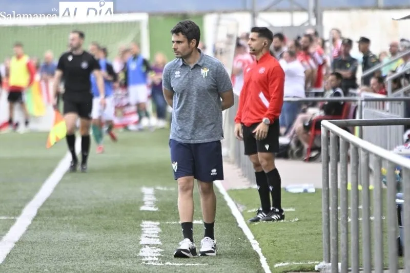 Foto 5 - El CD Guijuelo y la UD Logro&ntilde;&eacute;s firman las tablas en el Municipal para que Las Gaunas decidan el pase de ronda (0-0)