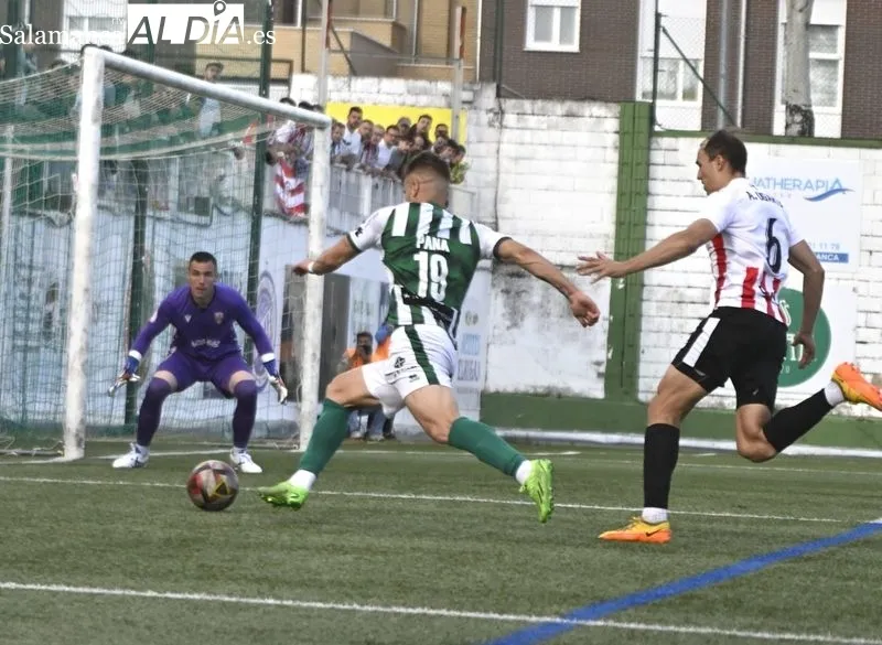 Foto 3 - El CD Guijuelo y la UD Logro&ntilde;&eacute;s firman las tablas en el Municipal para que Las Gaunas decidan el pase de ronda (0-0)
