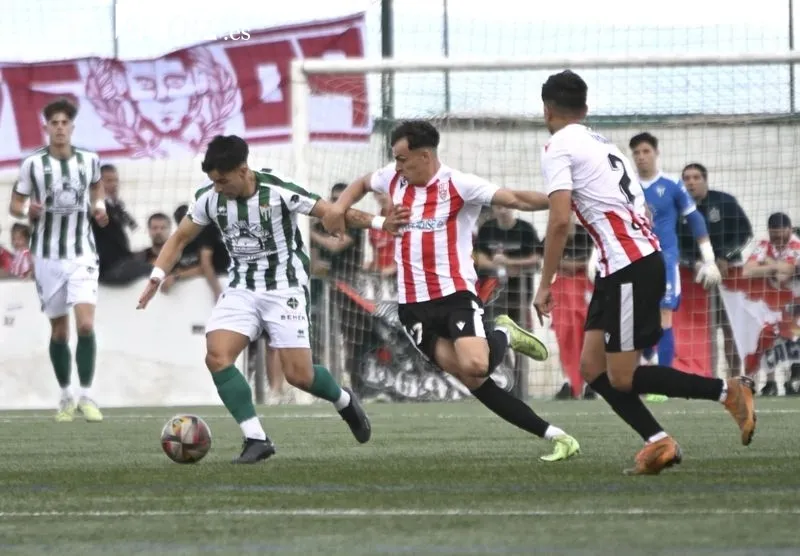 Foto 2 - El CD Guijuelo y la UD Logro&ntilde;&eacute;s firman las tablas en el Municipal para que Las Gaunas decidan el pase de ronda (0-0)