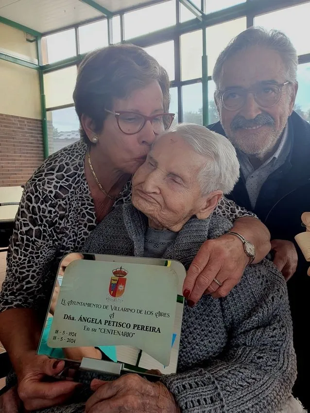 Ángela Petisco Pereíra recibía este sábado una placa de homenaje con motivo de su centenario 