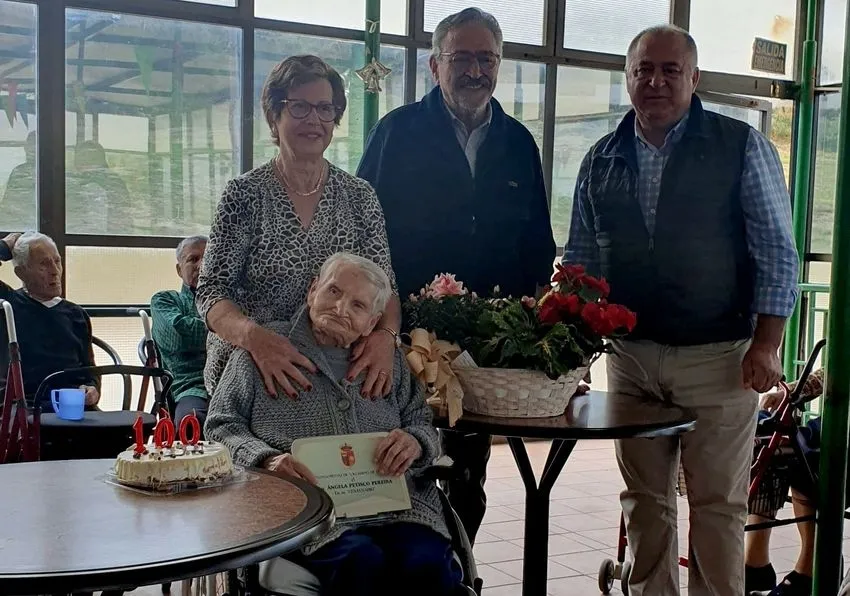 Ángela Petisco Pereíra recibía este sábado una placa de homenaje con motivo de su centenario 