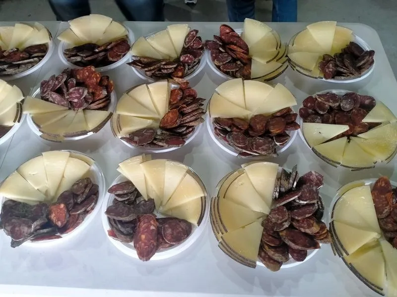 Foto 2 - En Gejo de los Reyes degustan una sabrosa paella mixta y embutidos de la matanza