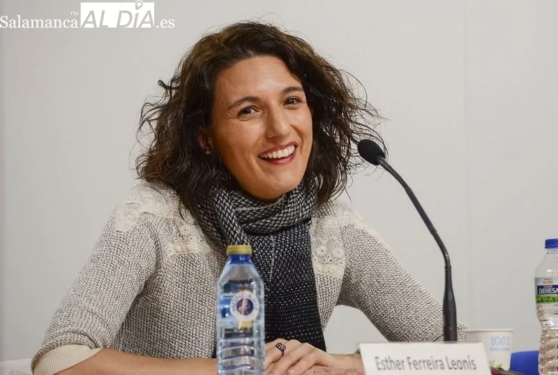 Foto 3 - &ldquo;La vida sin ficci&oacute;n es insoportable&rdquo;, Isabel Bernardo presenta en la Feria del Libro de Salamanca su libro de relatos 'Los gatos no hacen preguntas'