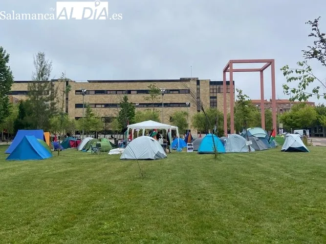 Acampada de estudiantes universitarios en el campus Unamuno | FOTOS: Vanesa Martins 