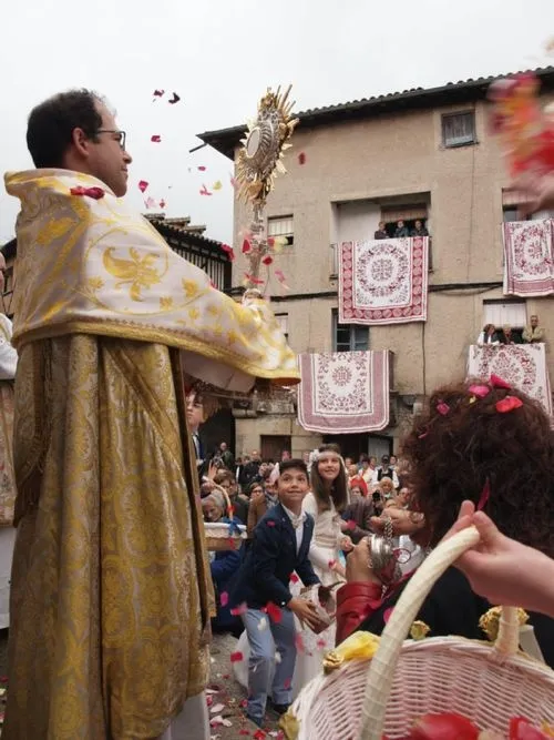 Las calles albercanas se engalanan para celebrar el Corpus Christi
