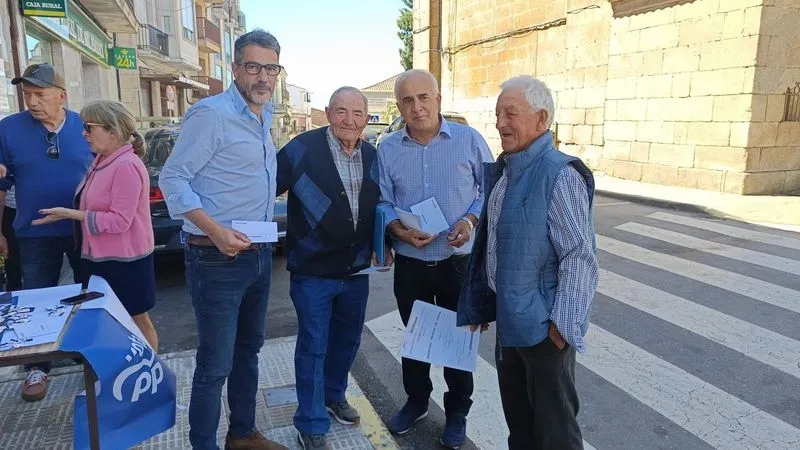 Foto 2 - El PP hace campa&ntilde;a de las europeas en las cuatro calles en Vitigudino