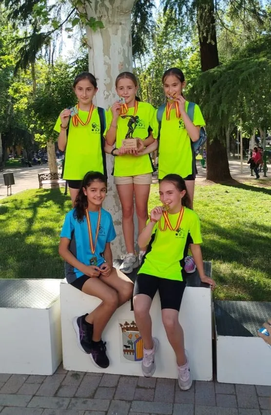 Foto 4 - El equipo Alev&iacute;n Femenino del CD Los Leones de Vitigudino se proclama campe&oacute;n de atletismo