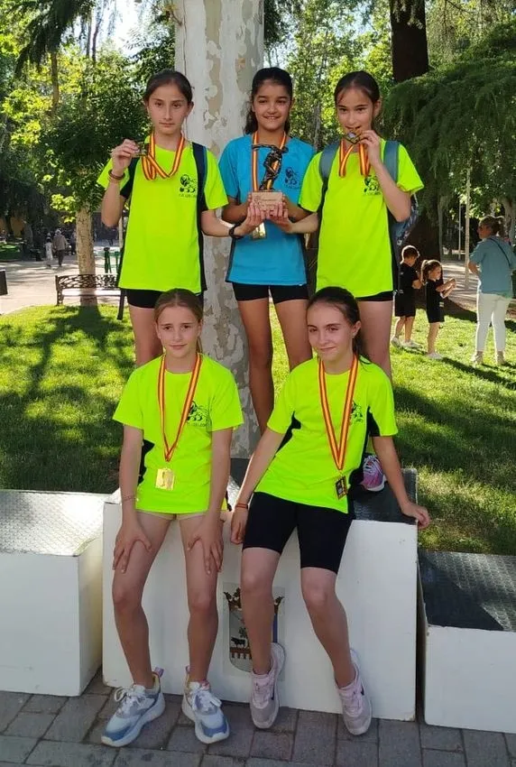 Foto 3 - El equipo Alev&iacute;n Femenino del CD Los Leones de Vitigudino se proclama campe&oacute;n de atletismo